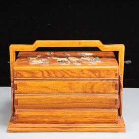 A Exquisite Boxwood Flower and Bird Pattern Box