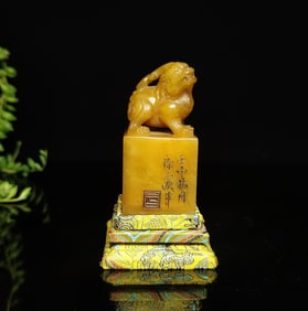 An Exquisite Shoushan Stone Auspicious Beast Seal Ornament