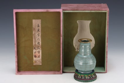 An Exquisite Guan yao Vase