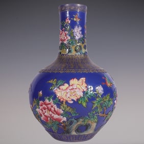 An Exquisite Enamel Flower and Butterfly Pattern Vase