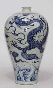 An Exquisite Blue and White Dragon Pattern Seawater Pattern Vase