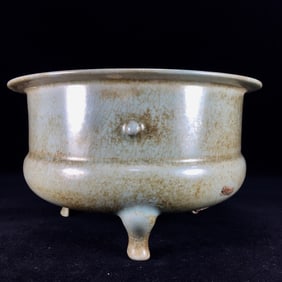 An Exquisite Ru yao Tripod Brush Washer