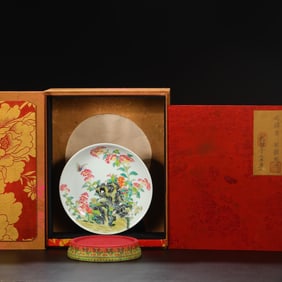 An Exquisite Enamel Flower and Butterfly Pattern Plate