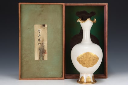 An Exquisite Ding yao Cover with Gold Flower Pattern Vase