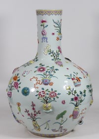 An Exquisite Famille-Rose Flower Pattern Vase