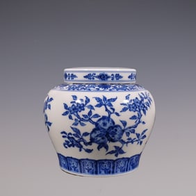 An Exquisite Blue and White Lotus Pattern Flower and Fruit Pattern Tea Caddy