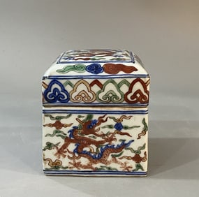 An Exquisite Wucai Dragon Pattern Box