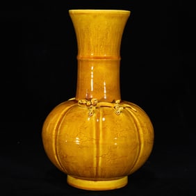 An Exquisite Yellow Glazed Phoenix Pattern Vase