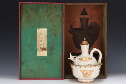 An Exquisite Ding yao Cover with Gold Flower Pattern Ewer