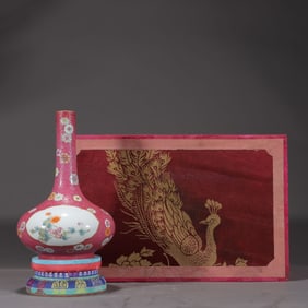 An Exquisite Famille-Rose Flower Pattern Vase