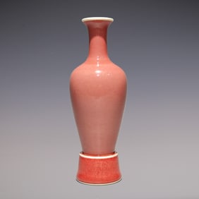 An Exquisite PeachBloom-Glazed Vase