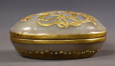 An Exquisite Agate Cover with Gold Flower Pattern Box