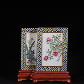 An Exquisite Famille-Rose Flower Pattern Brush Pot