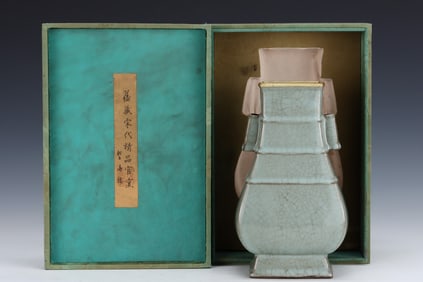 An Exquisite Guan yao Double-Ears Vase