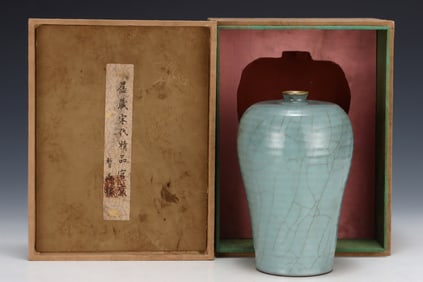An Exquisite Guan yao Vase