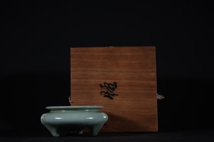 An Exquisite Guan yao Celadon Glazed Tripod Censer