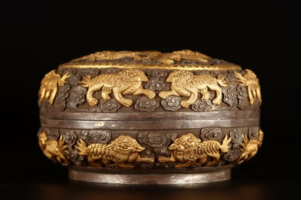 An Exquisite Silver Lion Pattern Box
