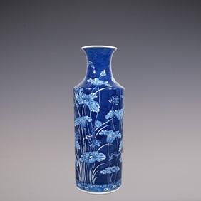 An Exquisite Blue and White Flower Pattern Vase