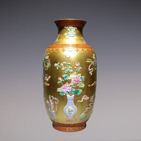 An Exquisite Enamel Flower Pattern Vase