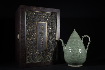 An Exquisite Yao zhou yao Lotus Pattern Ewer