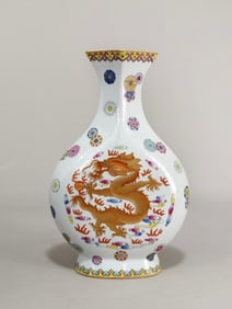 An Exquisite Famille-Rose Dragon Pattern Vase