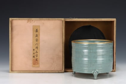 An Exquisite Guan yao Painted Gold Tripod Censer