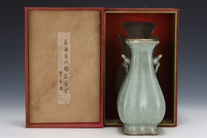 An Exquisite Guan yao Painted Gold Double-Ears Vase