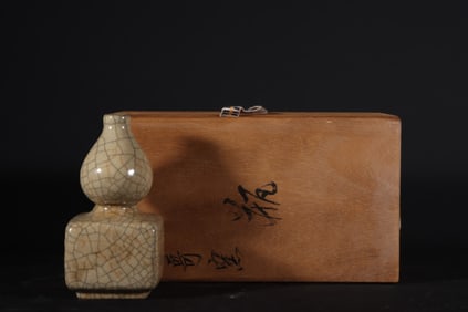 An Exquisite Ge yao Gourd-Shaped Vase