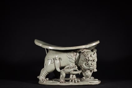 An Exquisite Yue yao Dragon Pattern Lion-Shaped Ornament