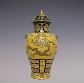 An Exquisite Famille-Rose Painted Gold Dragon Pattern Lion Pattern Double-Ears Jar