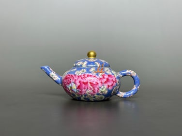 An Exquisite Famille-Rose Painted Gold Auspicious Beast Pattern Teapot