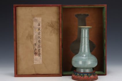 An Exquisite Guan yao Vase