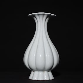 An Exquisite Guan yao Vase