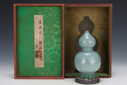 An Exquisite Guan yao Painted Gold Gourd-Shaped Vase