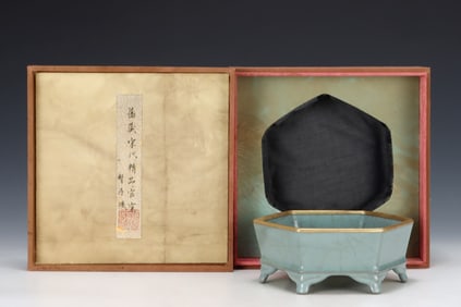 An Exquisite Guan yao Painted Gold Brush Washer