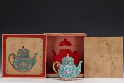 An Exquisite Enamel Painted Gold Lotus Pattern Dragon Pattern Teapot