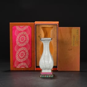 An Exquisite Guan yao Celadon Glazed Vase
