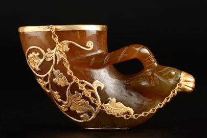 An Exquisite Agate Cover with Gold Lotus Pattern Cup