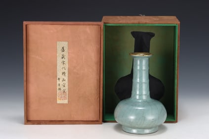 An Exquisite Guan yao Painted Gold Vase