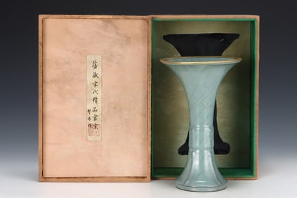 An Exquisite Guan yao Painted Gold Vase
