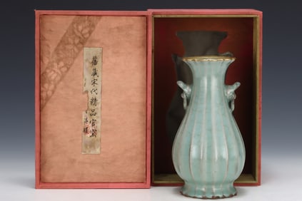 An Exquisite Guan yao Painted Gold Double-Ears Vase