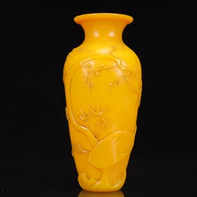 An Exquisite Glass Flower and Bird Pattern Vase