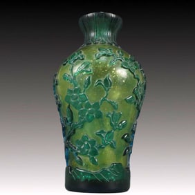 A Precious Coloured glaze Green Glazed Flower and Bird Pattern Vase