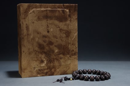 A Rare Eaglewood Auspicious Cloud Pattern Bracelets