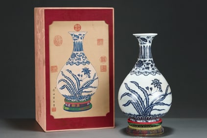 An Exquisite Blue and White Flower Pattern Vase