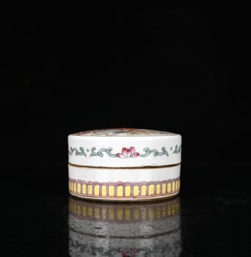 An Exquisite Famille-Rose Eight Treasures Pattern Box