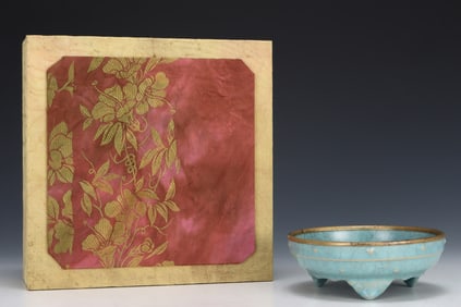 An Exquisite Ru yao Sky Blue Glazed Painted Gold Tripod Brush Washer,With an Imperial Poem by