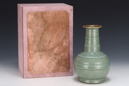 An Exquisite Guan yao Painted Gold Vase