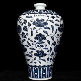 An Exquisite Blue and White Flower Pattern Vase