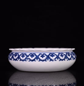 An Exquisite Blue and White Flower Pattern Plate, With Base